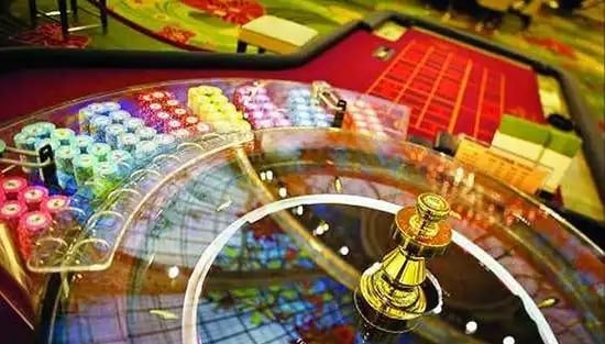 Tampilan interface live casino dengan dealer live dan meja permainan profesional